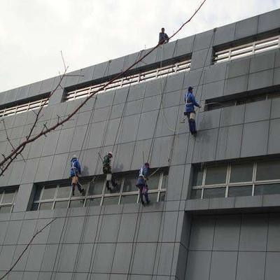 東莞市鴻新公司 專業(yè)外墻清洗，24小時服務保障